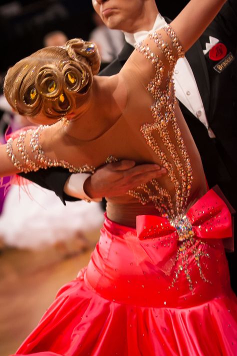 How to lead in ballroom dancing